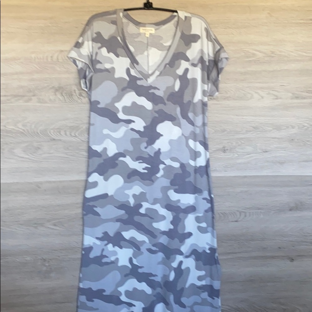 NWT- Women's V-Neck Maxi w/Pockets, Grey Camo - Picture 5 of 8